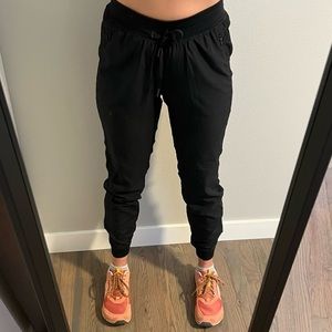 Saucony women’s performance joggers, black, size S